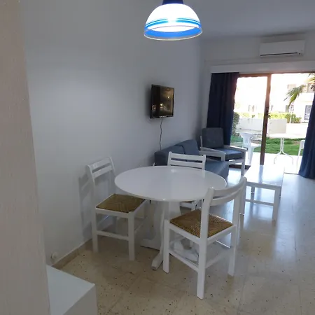 Amore Hotel Apartments 2* פאראלימני