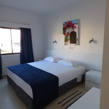 Amore Hotel Apartments מלון דירות פאראלימני