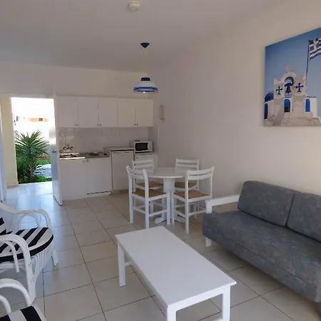 Amore Hotel Apartments פאראלימני