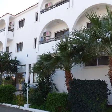 Amore Hotel Apartments מלון דירות פאראלימני
